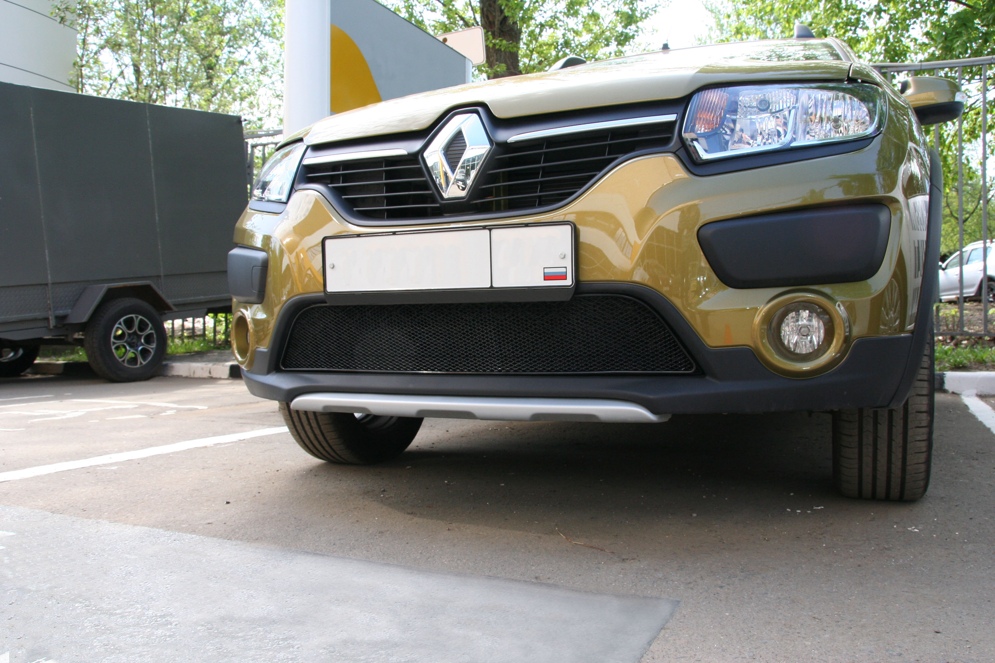 Сетка на бампер внешняя для RENAULT Sandero Stepway 2014-2018, черн., 15 мм / Рено Сандеро