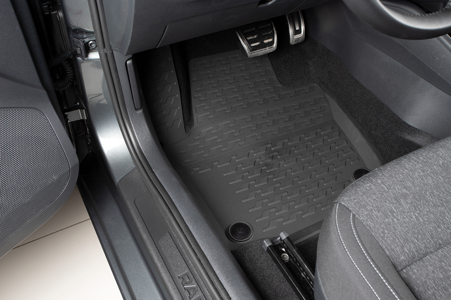 Коврики в салон для VW POLO 2020-,SKODA RAPID 2012-, 4 шт.(полиуретан, противоскользящие шипы) / Фольксваген Поло