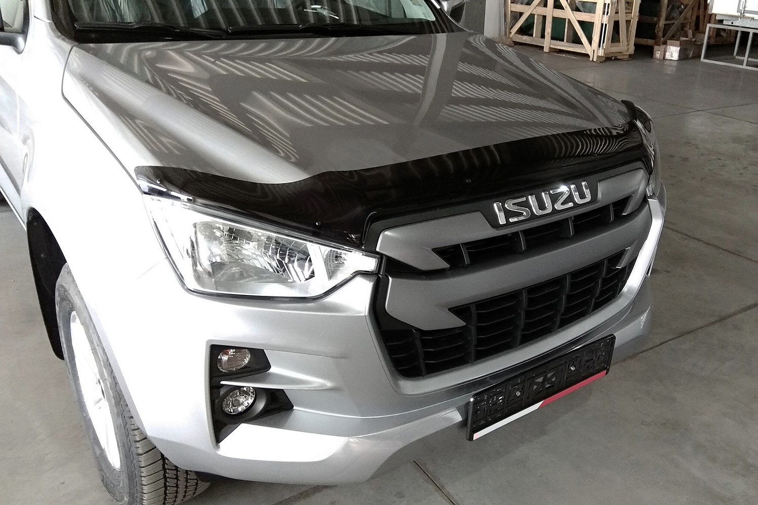 Дефлектор капота Isuzu D-Max, 2020-, темный / Исузу Д-макс