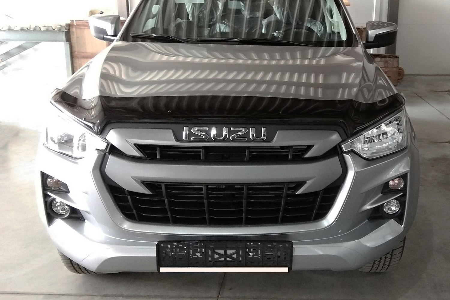 Дефлектор капота Isuzu D-Max, 2020-, темный / Исузу Д-макс
