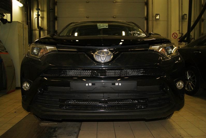 Сетка на бампер внешняя для TOYOTA RAV 4 2015-2019, 3 шт., черн., 15 мм, для автомобилей без камеры / Тойота Рав 4