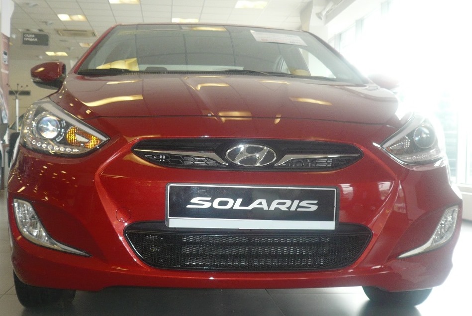 Сетка на бампер внешняя для HYUNDAI Solaris 2011-2014, черн., 15 мм / Хендай Солярис